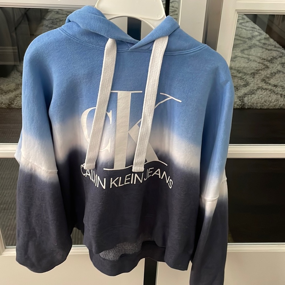 Calvin Klein sweatshirt in Blue and White. Size Large